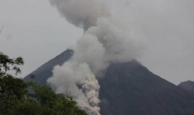Gunung Merapi Luncurkan Awan Panas Guguran Sejauh 1.200 Meter
