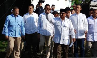 Prabowo Berikan Suaranya di TPS 041