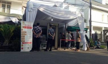 Ajak Cucu, Wapres JK "Nyoblos" di TPS 004 Kebayoran Baru