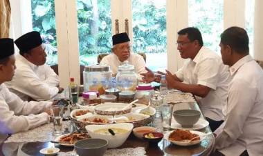 Ma'ruf Amin Bincang Santai Bersama Tim Sebelum Gunakan Hak Pilih