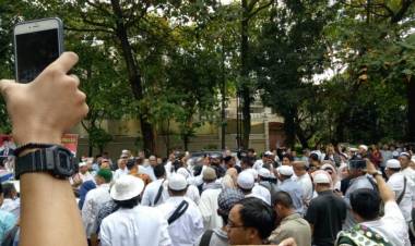 Massa Doa Bersama Berdatangan Kediaman Prabowo di Kertanegara