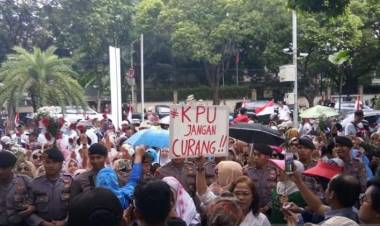 Emak-Emak Pendukung Prabowo-Sandi Minta KPU Jangan Curang