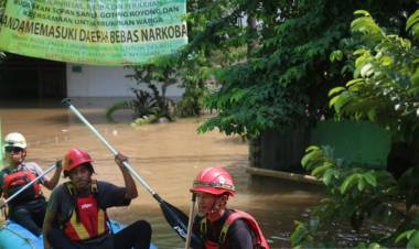 Sebagian Warga Cililitan Mengungsi ke Jalan akibat Banjir
