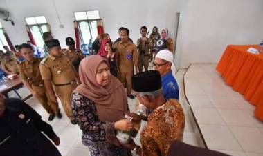 Serahkan Zakat Konsumtif Baznas, Bupati Masnah Minta ASN Salurkan Zakatnya