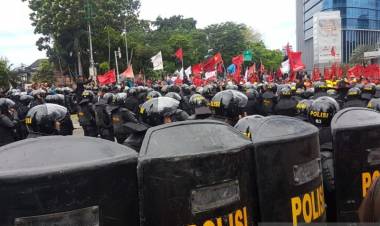 Polisi dan Buruh Terlibat Aksi Dorong di Jalan Sudirman