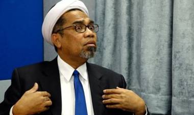 BPN Minta Bongkar Makam KPPS, Ngabalin: Bagaimana Mungkin Ajal Bisa Digugat?