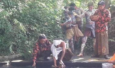 "Bajong Banyu" Tradisi Perang Air Sambut Ramadhan