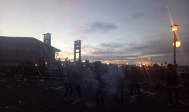 Ratusan Anak-Anak Perang Petasan di Benteng Kuto Besak Palembang