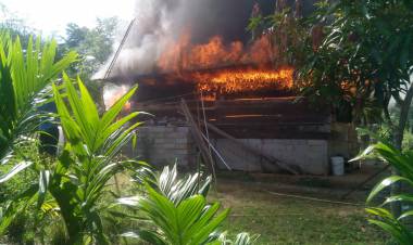 Ditinggal Pergi, Rumah Warga Batang Asai Sarolangun Terbakar Tak Bersisa