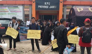 KAMMI Pasang Bendera Kuning di KPU Provinsi Jambi