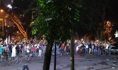 Aksi di DPRD Sumatera Utara Ricuh