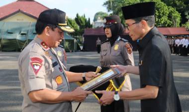 Redam Aksi Anarkis Kapolda Jambi Beri Penghargaan Ketua DPRD Batanghari