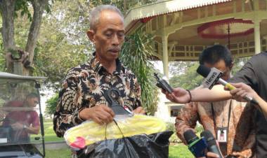 Bertemu Jokowi, Usma Korban Ricuh 22 Mei Cuma Dikasih Baju