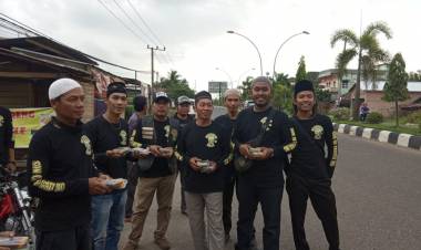 Waka DPRD Muaro Jambi Bersama Club Motor Son Of Srigati Bagi-bagi Takjil