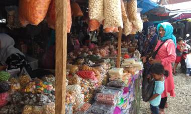 Duh! Penjual Kue Lebarannya Membludak, Pembelinya Malah Sepi