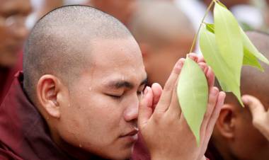 Pendukung Wirathu Pendeta Garis Keras Myanmar Protes Surat Penangkapan