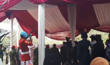 Haru! SBY dan Keluarga Tabur Bunga di Pusara Ani Yudhoyono