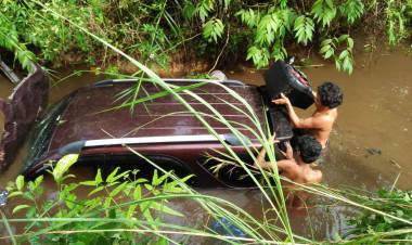 Mengelak Lobang, Minibus Terios Masuk Jurang 10 Meter di Bungo