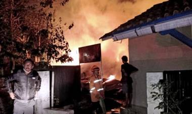 Gudang Terbakar Hebat Tewaskan Satu Orang di Cisaranten, Bandung