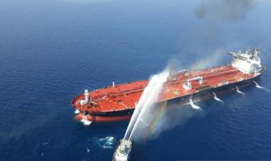Tanker Kokuka Courageous Dihantam Ledakan Ditarik Menuju UAE