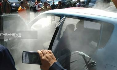 PANIK! Mobil Terbakar di Area Parkir Gedung DPRD Surabaya