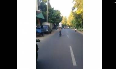 Polisi Selidiki Pengendara Atraksi di Jalan Raya Berdiri di Atas Motor Viral