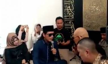 TAKBIR! Deddy Corbuzier Masuk Islam