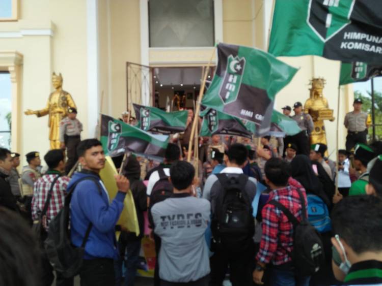 Aksi di Gedung DPRD Aktivis HMI Jambi Tolak Putusan MA Perbolehkan Eks Narapidana Korupsi Nyaleg