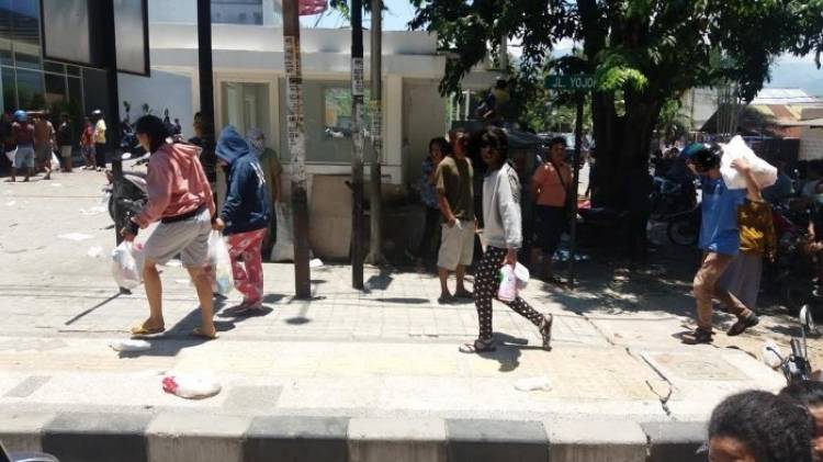 TNI dan Polri Kawal Pendistribusian Bantuan Makanan dan Minuman Korban Gempa