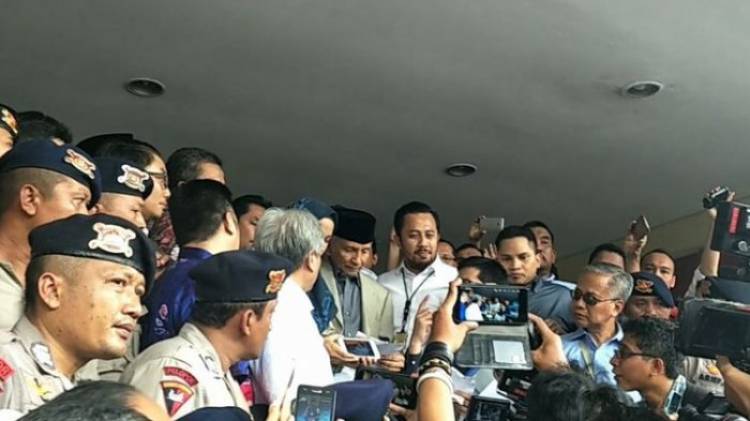 Massa Alumni 212 Pengawal Amien Rais Salat Berjamaah di Polda Metro Jaya