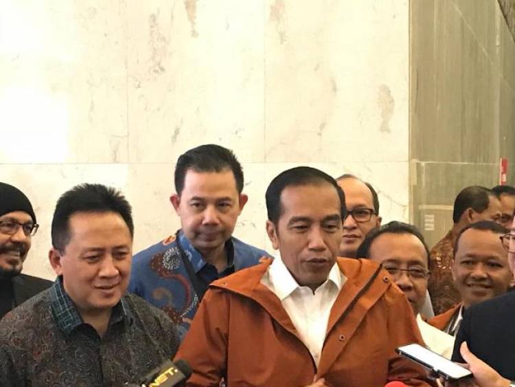 Lihat Nih Jaket Baru Jokowi Berbahan Parasut Produk Bandung