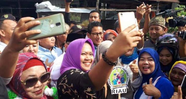 Ajak Goyang Dua Jari, Emak-emak Histeris Lihat Sandi Cakep