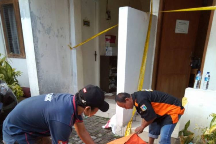 Tunggu Otopsi Mayat Dalam Lemari Mampang