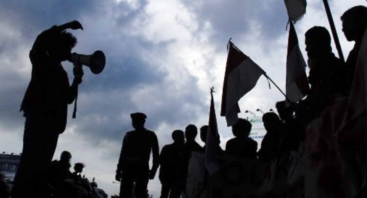 Puluhan Orang Kapak Unjuk Rasa di BI