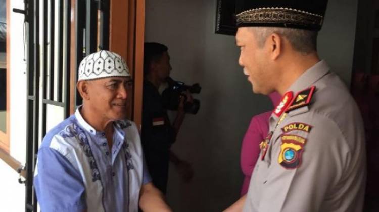Penghormatan Terakhir, Kapolda Babel Pasangkan Bendera di Jenazah Rangga