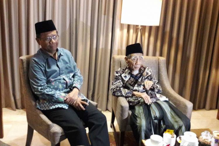 Ini yang Dibahas Mahfud dengan Kiai Maimun Hotel