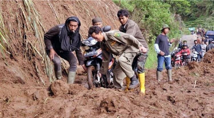 Jalan Nasional Padang-Kerinci Tertimbun Longsor