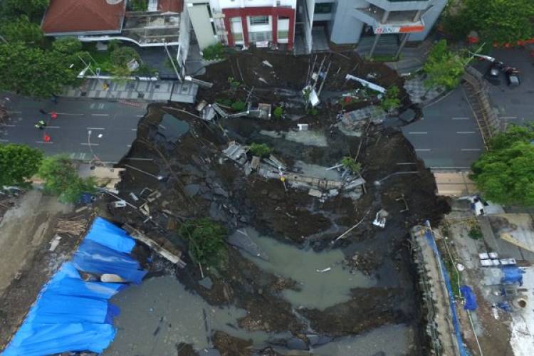 Pembangunan Basement RS Siloam Diduga Akibatkan Jalan Ambles