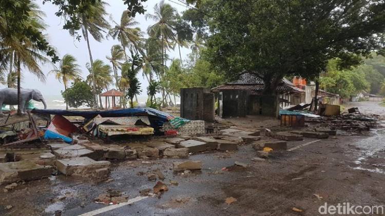 Tsunami Putuskan Jalur Transportasi Anyer-Carita