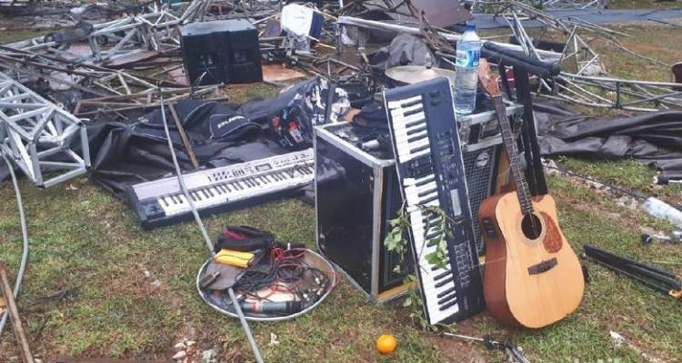 Diterjang Tsunami Panggung Seventeen Luluh Lantak