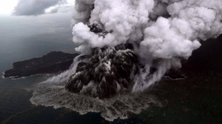 Asap Kawah Hitam, Gunung Anak Krakatau Tetap Berstatus Waspada