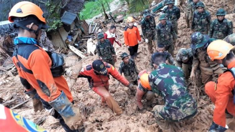 Hujan Deras Memaksa Evakuasi Korban Longsor Sukabumi Dilanjutkan Rabu Pagi