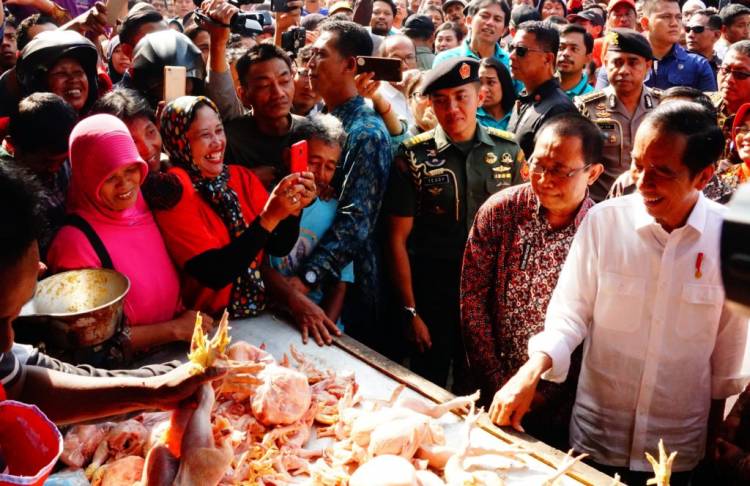 Pedagang Pasar Ngemplak Lapor Jokowi Harga Daging Ayam