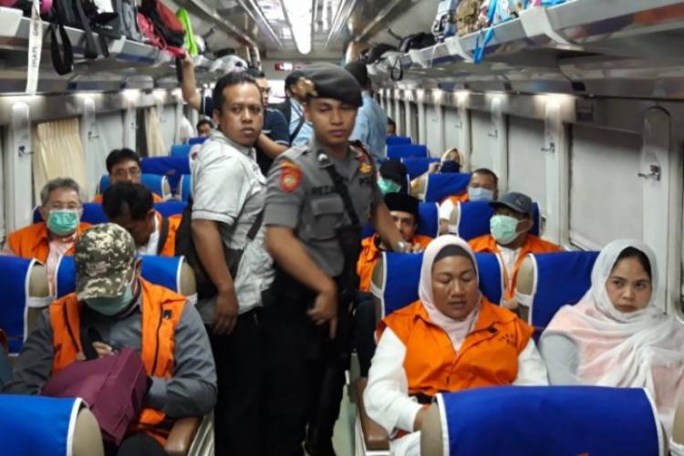 Gunakan Kereta Api KPK Bawa 12 Anggota DPRD Malang Berompi Orange