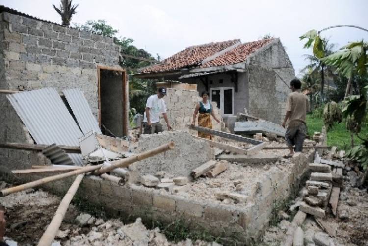 Diterjang Angin Rumah 13 Penghuni di Tasikmalaya Roboh