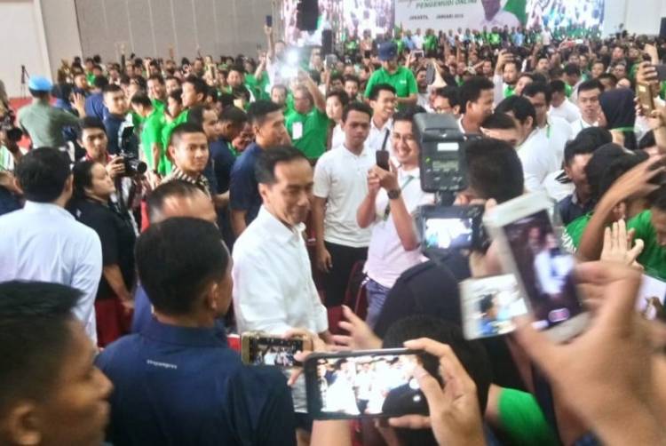 Jokowi: Saya Lihat di Lapangan Mengemudi Sambil Pegang HP, Hati-hati