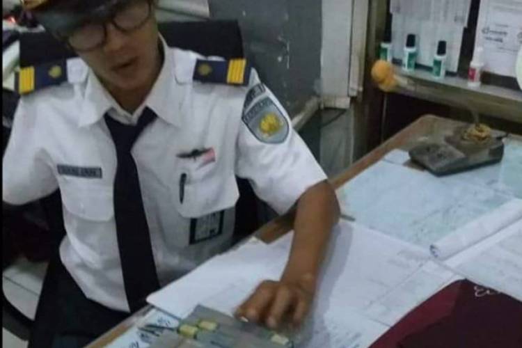 Petugas KCL Temukan Tas Berisi Uang Rp40 Juta di KRL