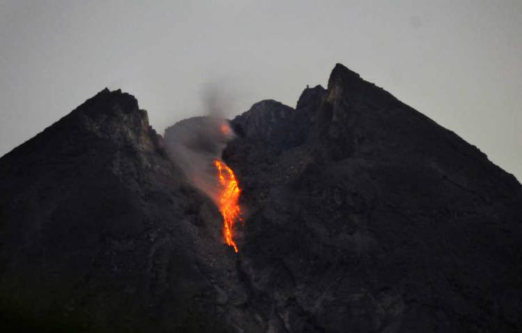 Merapi Luncurkan Guguran Lava Pijar Delapan Kali