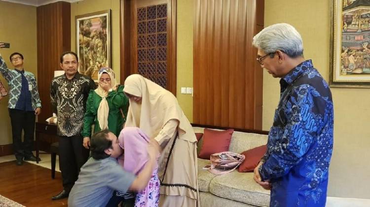 Kemlu Serahkan WNI yang Dibebaskan dari Abu Sayyaf