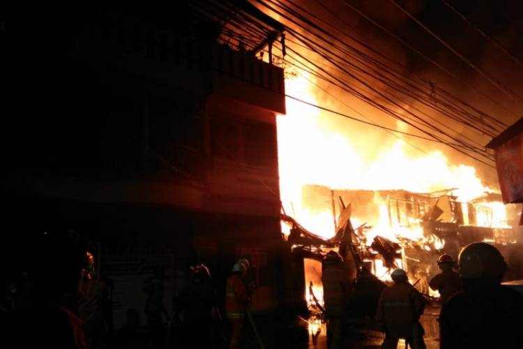 163 Petugas Padamkan Kebakaran Hebat di Tomang Utara